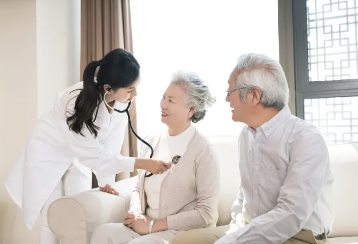 走過來了！走過來了！幸福天年里來了個“大頭阿亮”